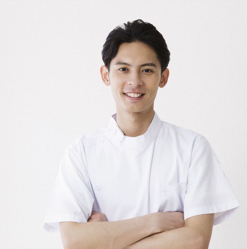 ポーズを決める男性スタッフ