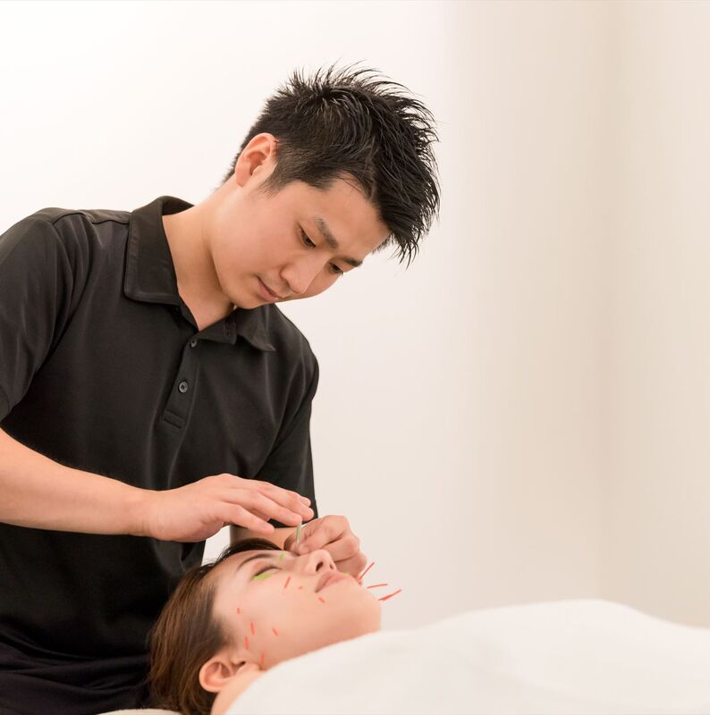 美容鍼を行う男性スタッフ