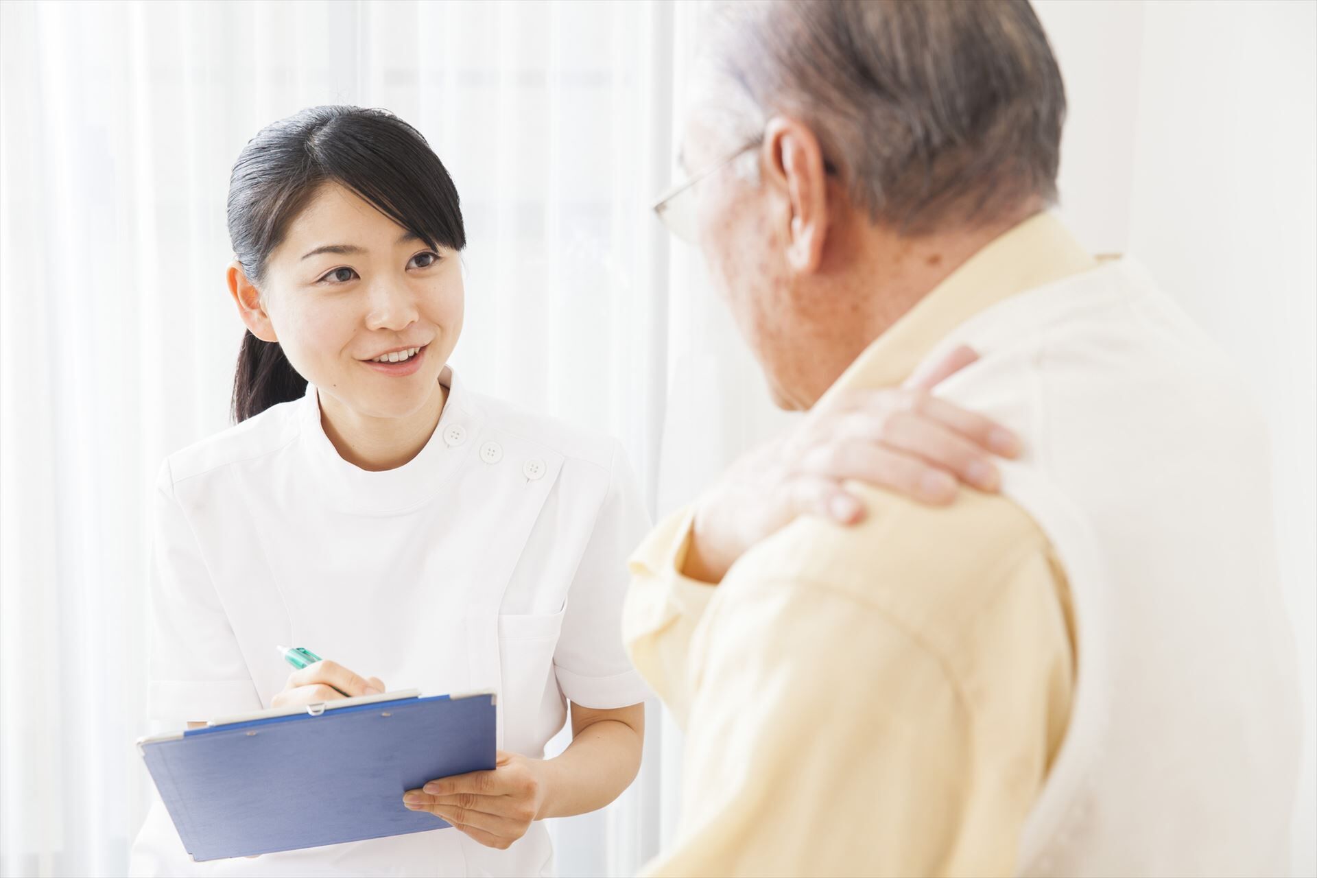 問診するスタッフ